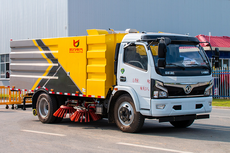 东风大多利卡扫路车 5方垃圾箱 2方清水箱