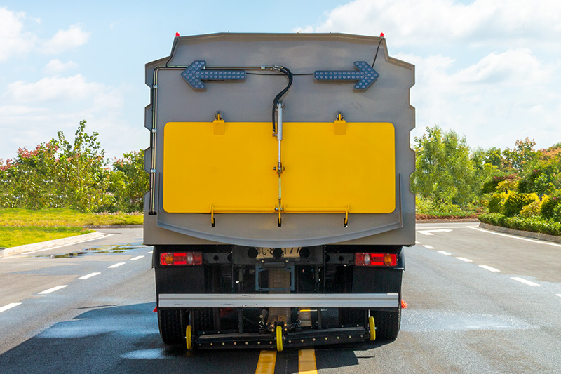 东风天锦扫路车   8方垃圾箱 4方清水箱